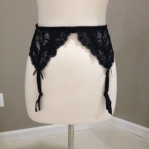 NWOT Victoria's Secret designer collection all over lace garter belt